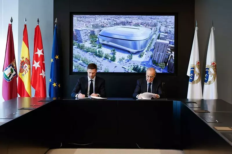 ريال مدريد يكرم تشابي ألونسو بتوقيع عقد وتقدي...