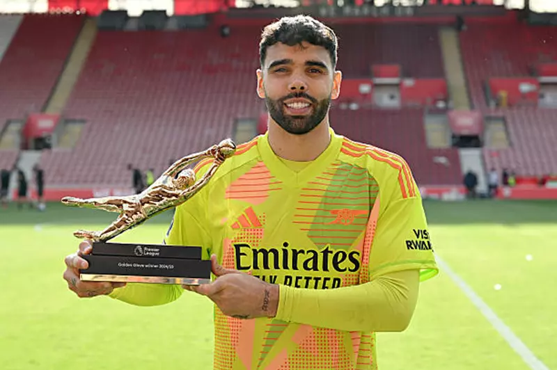 رايا يحتفظ بالقفاز الذهبي في الدوري الإنجليزي