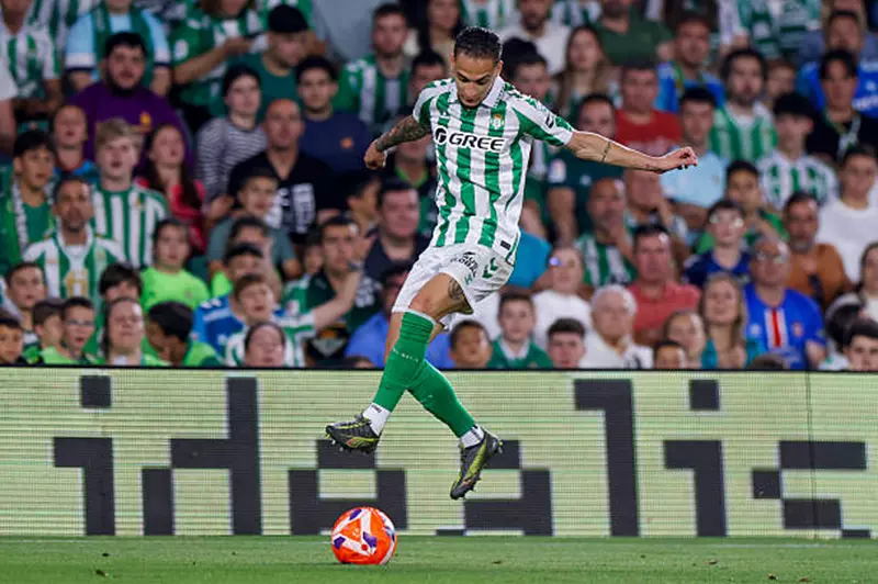 أنتوني يفكر في الاعتزال بعد مانشستر يونايتد،...