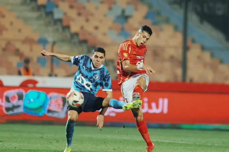 كيف يُتوج بيراميدز بالدوري إذا تساوى مع الأهل...