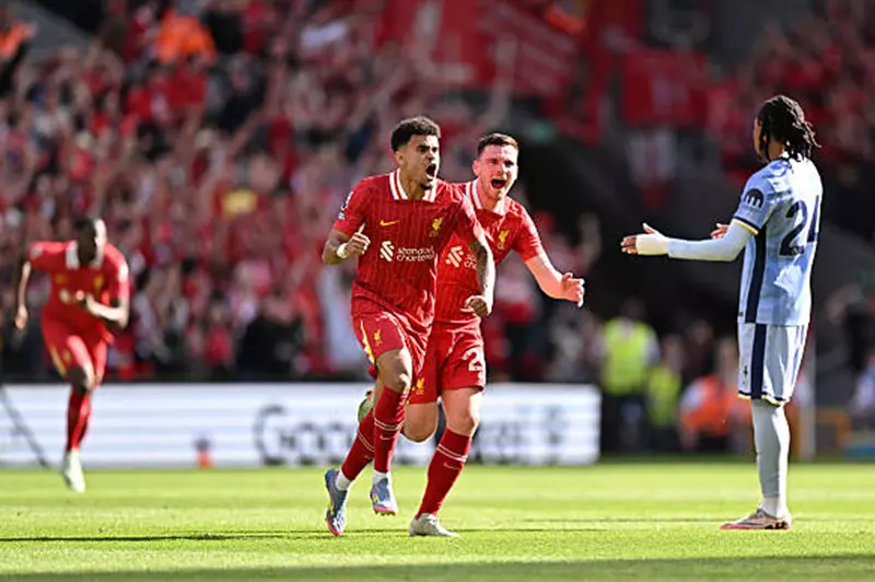 الهلال والنصر يطاردان نجمي ليفربول