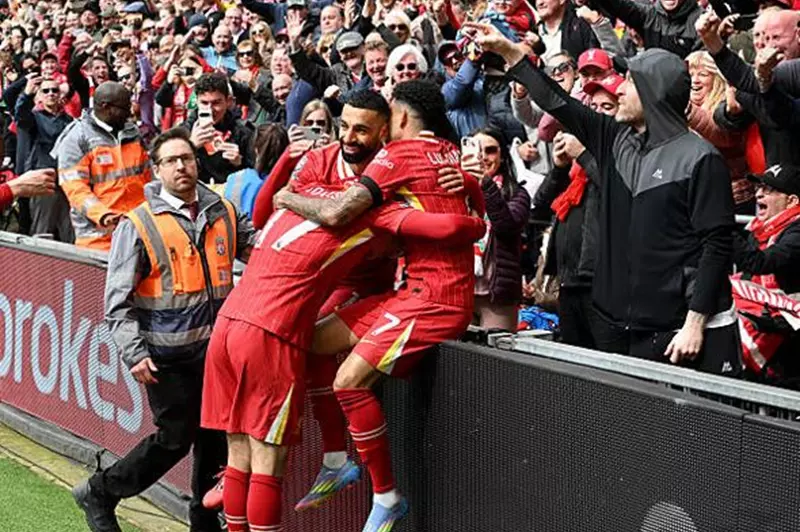 بتواجد ثلاثي ليفربول.. محمد صلاح يتصدر فريق ا...