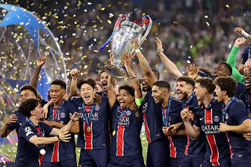 استقبل الرئيس فرانسوا هولاند فريق باريس سان ج...