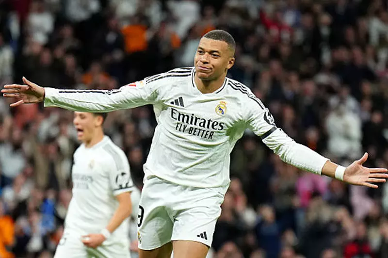 مبابي: اللحظة التي انتظرتها قد وصلت بعد تتويج...