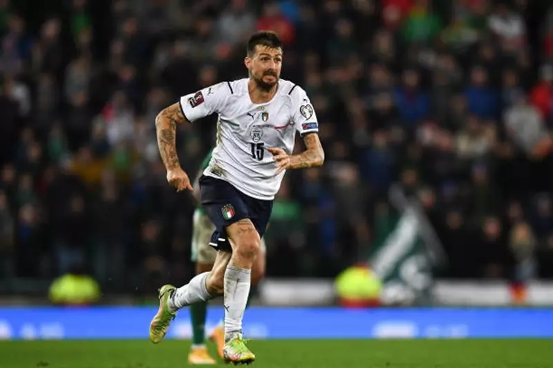 أعلن النجم الإيطالي أتشيربي عن اعتزاله اللعب...