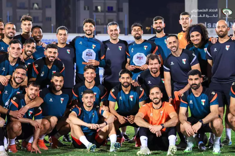 منتخب فلسطين يكرّم وسام أبو علي بمناسبة فوزه بالدوري مع فريقه الأهلي.