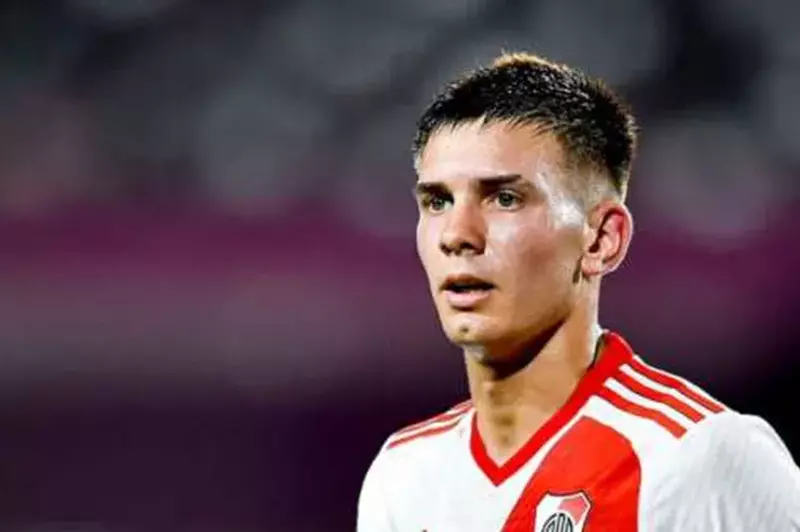 تم إتمام الصفقة.. انتقال موهبة ريفر بليت إلى...