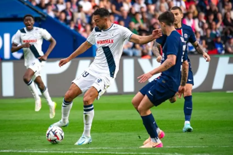 تم إيقاف كوكا بسبب غياب شعار المثلية في مباري...