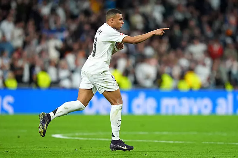 مبابي يفضل ديمبيلي لجائزة الكرة الذهبية ويحلم...