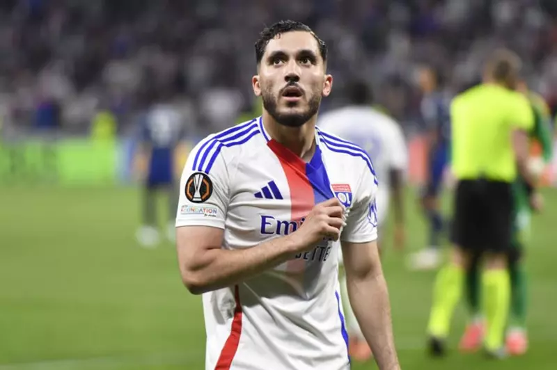 مانشستر سيتي يتفق مع ليون على شراء ريان شرقي