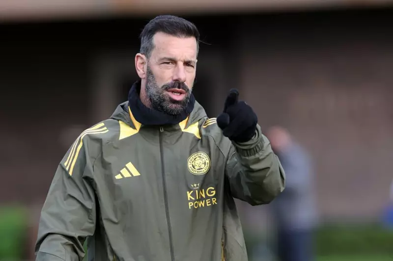 ليستر سيتي يفصل روود فان نيستلروي عن تدريب ال...