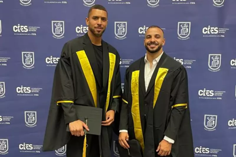 اللاعبان عمرو وكريم طارق يحصلان على دبلومة إد...