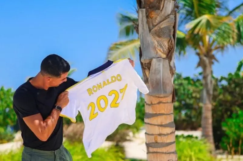 رونالدو يعلن استمراره مع النصر السعودي