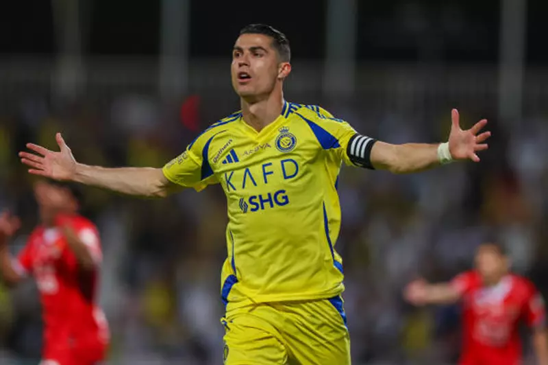 تجديد عقد رونالدو مع النصر يتصدر الصحف العالم...