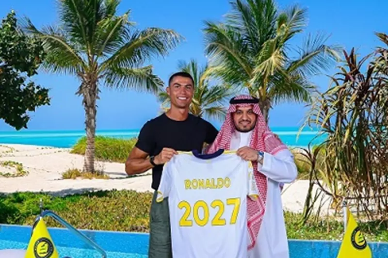 دي خيا يستهزئ بعقد رونالدو مع النصر السعودي