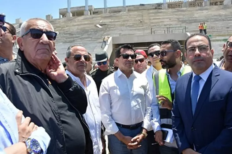 أشرف صبحي يزور أعمال البناء في استاد بورسعيد