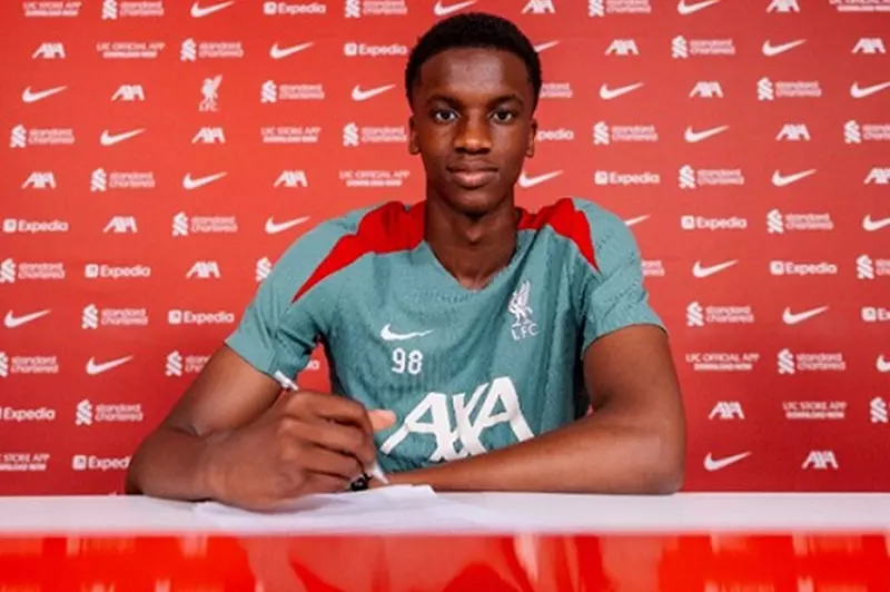 ليفربول يمدد عقد نجم شاب في صفوفه