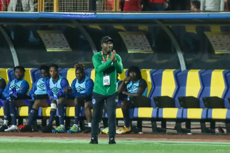 الهلال السوداني يفقد مدربه