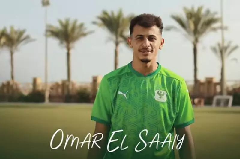 من مشروب أحمر إلى أخضر: عمر الساعي المصري يقد...