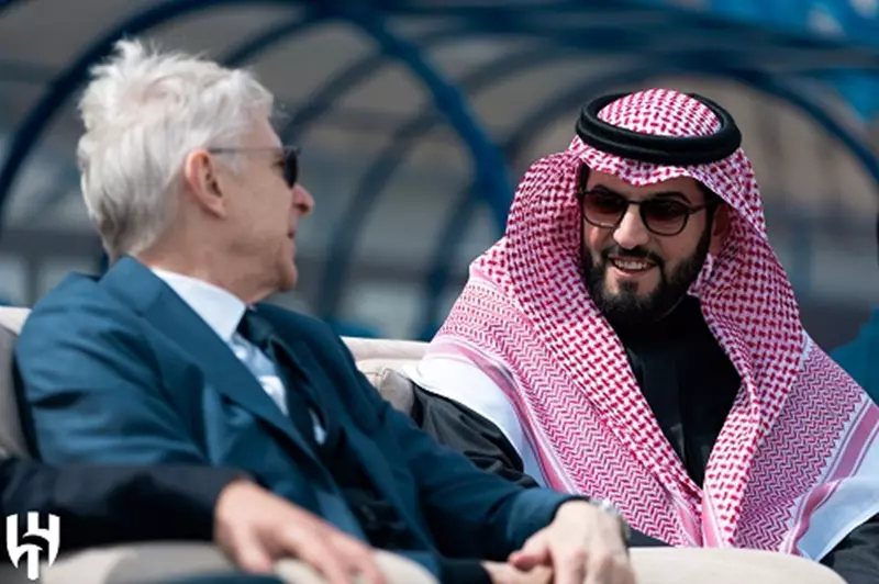 بن نافل يغادر إلى فرنسا لإتمام إجراءات انتقال...