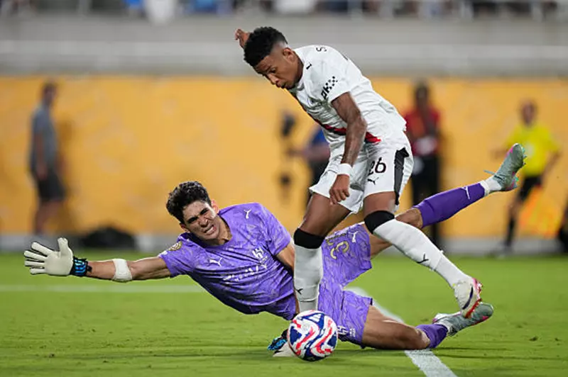 الهلال يكرّم بونو لاداءه المتميز في كأس العال...