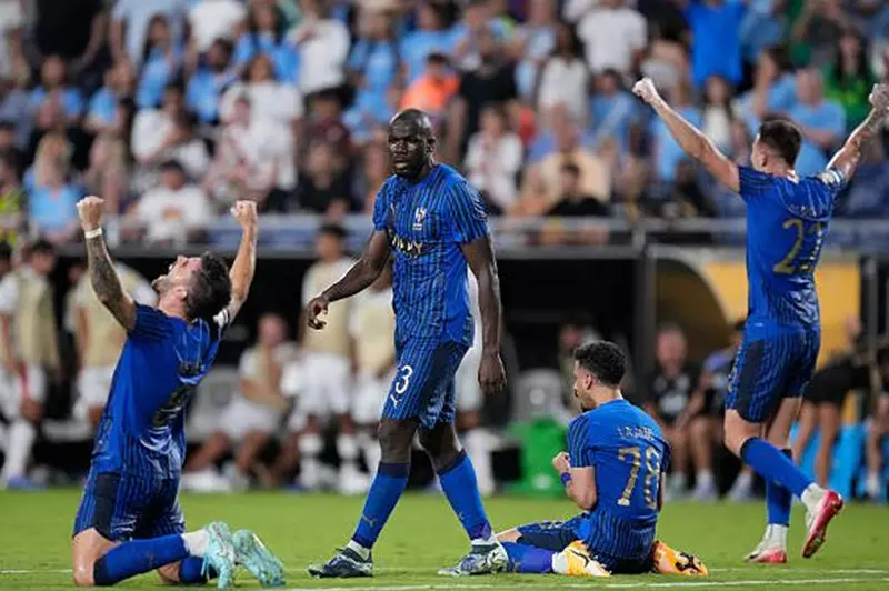 غرامة مالية وحرمان من المشاركة في البطولات الدولية هي الجزاءات المحتملة التي قد يواجهها نادي الهلال السعودي بعد الانسحاب من كأس السوبر السعودي
