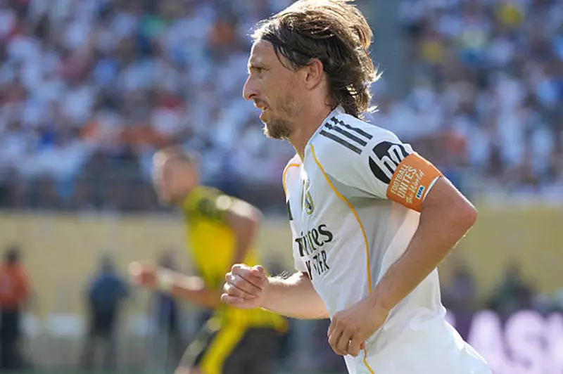 милان يعلن ضم مودريتش لمدة 41 عاما