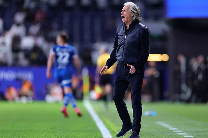 جلسة تدريبية لجيسوس مع الجهاز الفني في النصر