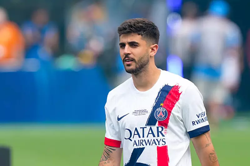 إنريكي لن يمنع.. مدافع باريس في مرمى يونايتد