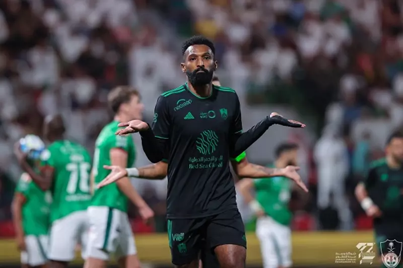 مهاجم الأهلي مهدد بالغرامة والإيقاف بعد شكوى...