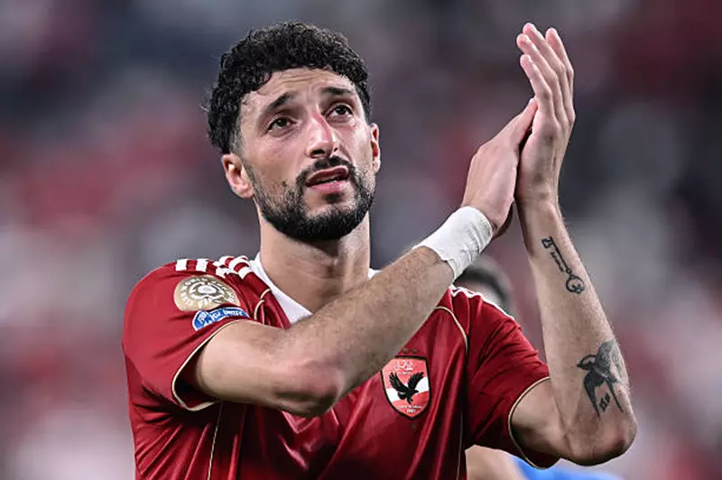 الأهلي يسعى لتعزيز خط هجومه بضم مهاجم جديد.