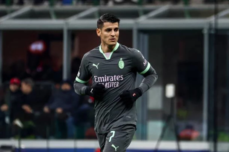 موراتا على đường العودة إلى إيطاليا بعد صفقة...