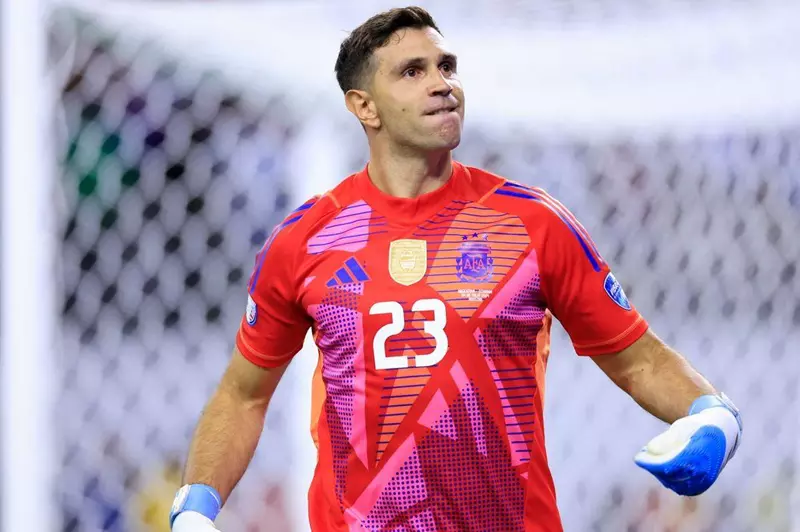 أستون فيلا يرفض عرض مانشستر يونايتد لضم مارتي...