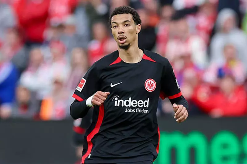 إيكيتيكي في طريق إلى إنجلترا للانضمام إلى ليف...