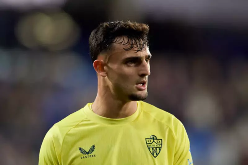 أعلن أتلتيكو مدريد عن تعاقده الرسمي مع مارك ب...