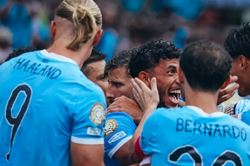 لاعب مانشستر سيتي يفضل البقاء في إنجلترا رغم...