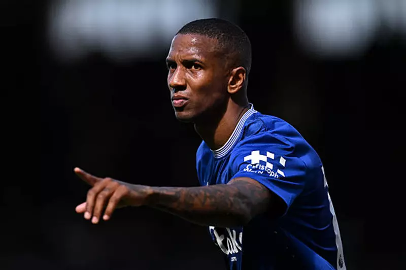 يونج ينجح في الفحص الطبي وينضم إلى إيبسويتش ت...