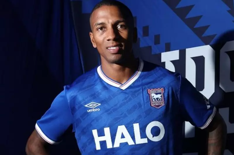 إيبسويتش تاون يوقّع عقداً مع آشلي يونج حتى 20...