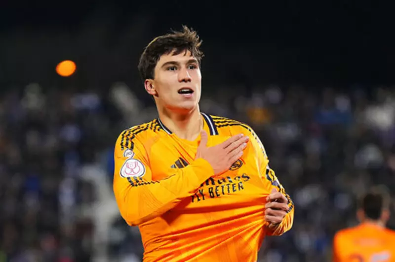 من يستحق ارتداء القميص رقم 9 في ريال مدريد؟