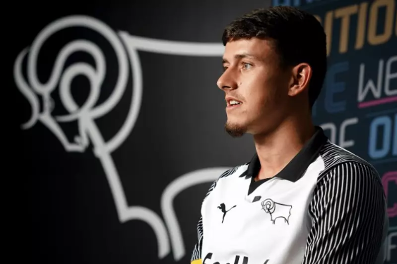 ليفربول يمدد عقد نجم شاب ويمنحه فرصة في التشا...