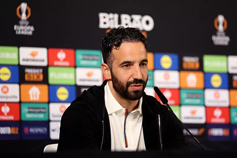 يحذر أموريم الأندية من الانتظار في مفاوضات ضم...