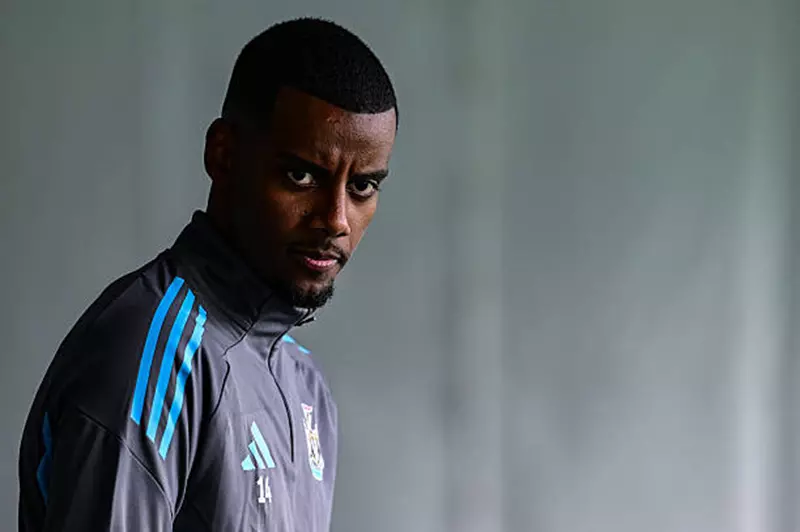 مدرب نيوكاسل يؤكد رغبته في الاحتفاظ بخدمات إي...