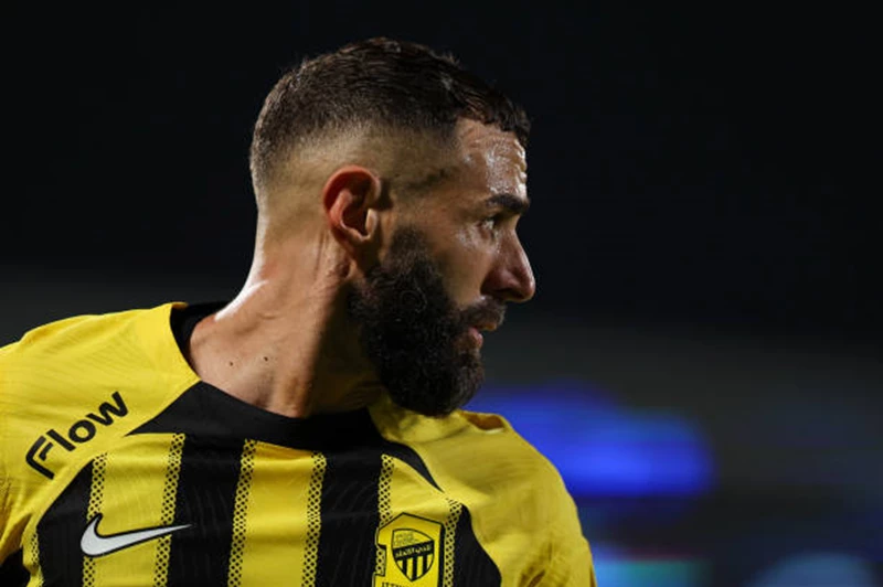 توقعات ببقاء بنزيما مع اتحاد جدة الموسم المقب...