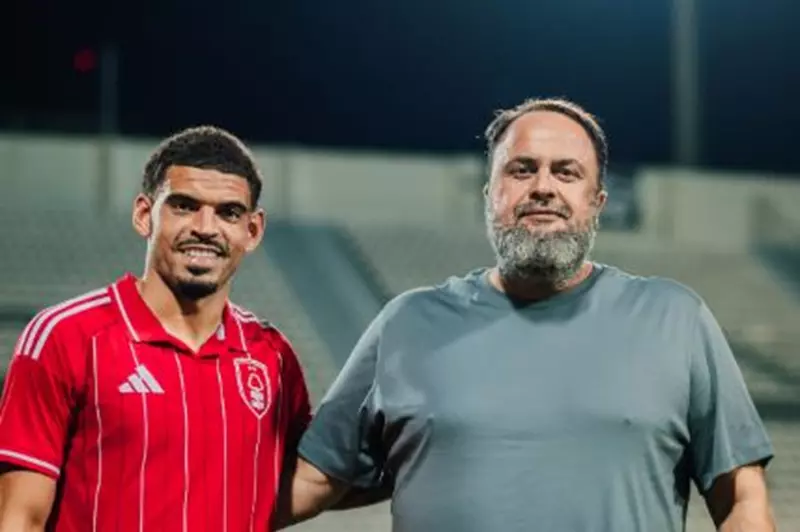 نوتنجهام يُبقي جيبس وايت بعد تمديد عقده