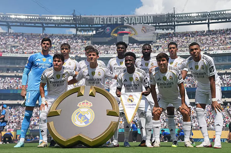 تعلقات 5 لاعبين بالريال مدريد غير واضحة