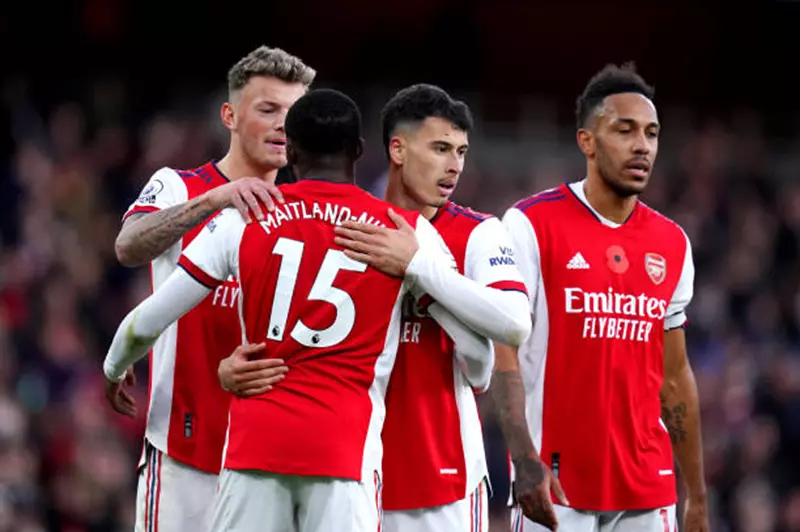 إيفرتون يرغب في إعادة لاعب أرسنال السابق إلى...