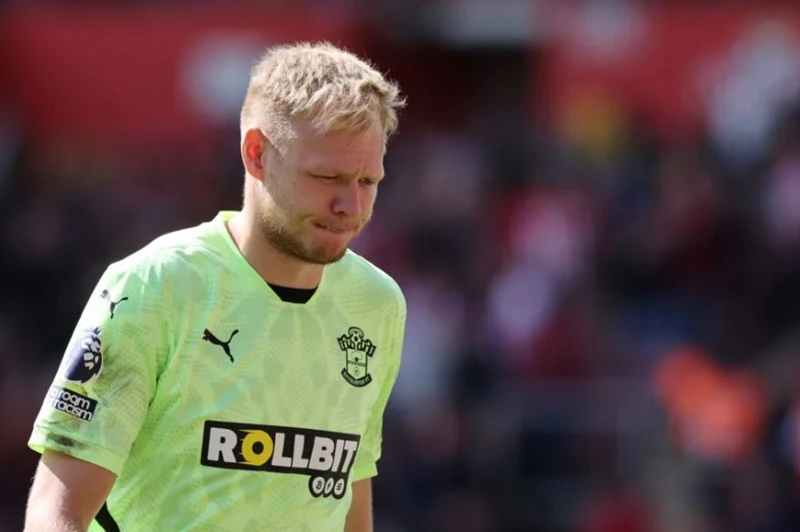 نيوكاسل ينجح في ضم رامسديل على سبيل الإعارة