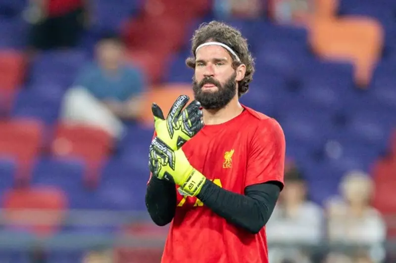 سلوت يكشف سبب غياب أليسون عن ودية يوكوهاما