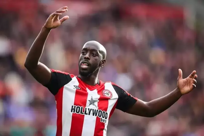 النجم ويسا يحضر إلى مقر برينتفورد دون عزم على...