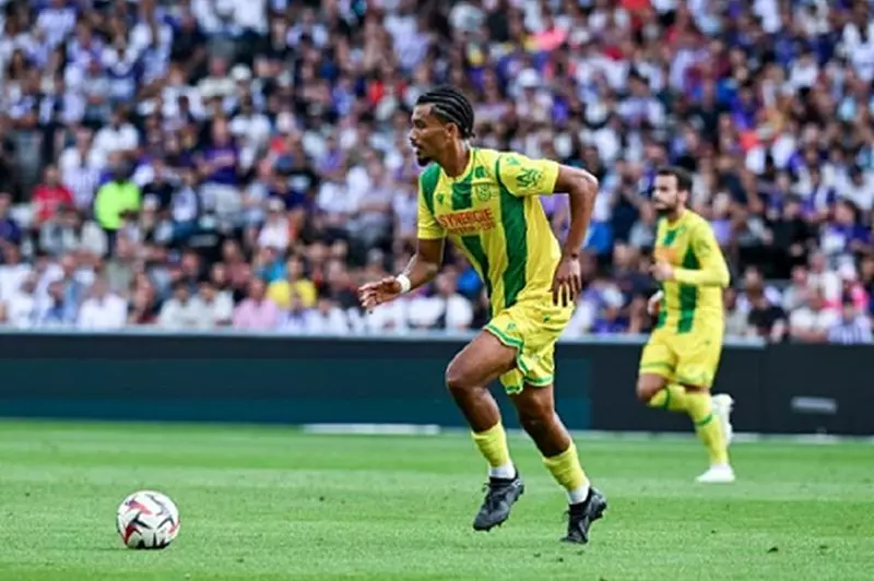 نيوم يعلن ضم مدافع نانت سيزامل حجازي